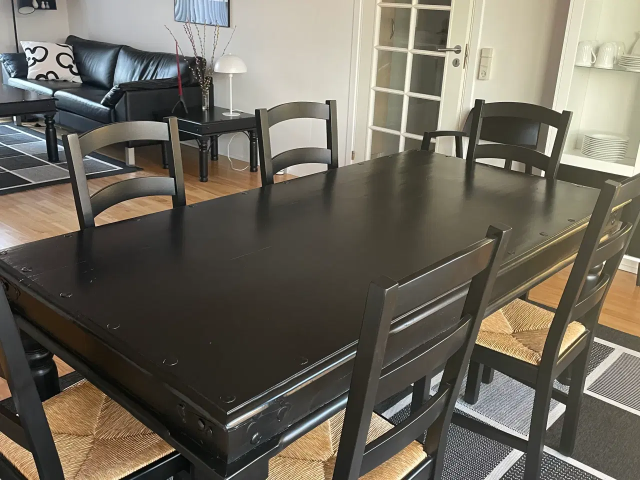 Billede 2 - Nedsat 1500kr Bord og 6 stole .Velholdt .