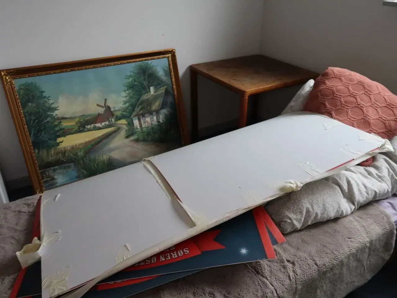 Billede 4 - Rum med indhold bl.a. seng, div. Skabe, maleri, vægure m.m.