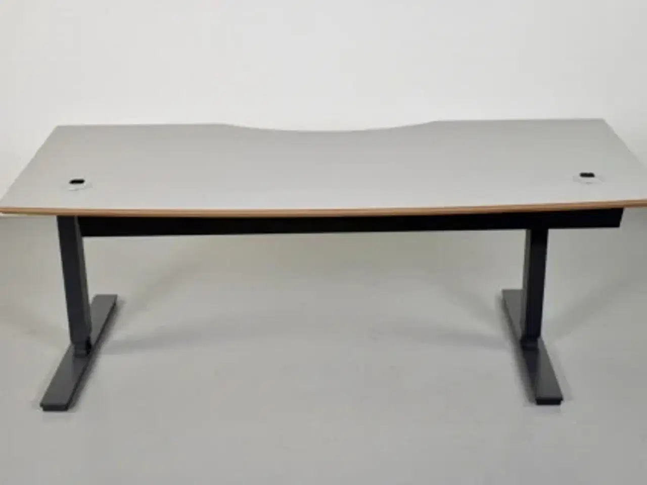 Billede 3 - Scan office hæve-/sænkebord med grå laminat og let buet plade, 178 cm.