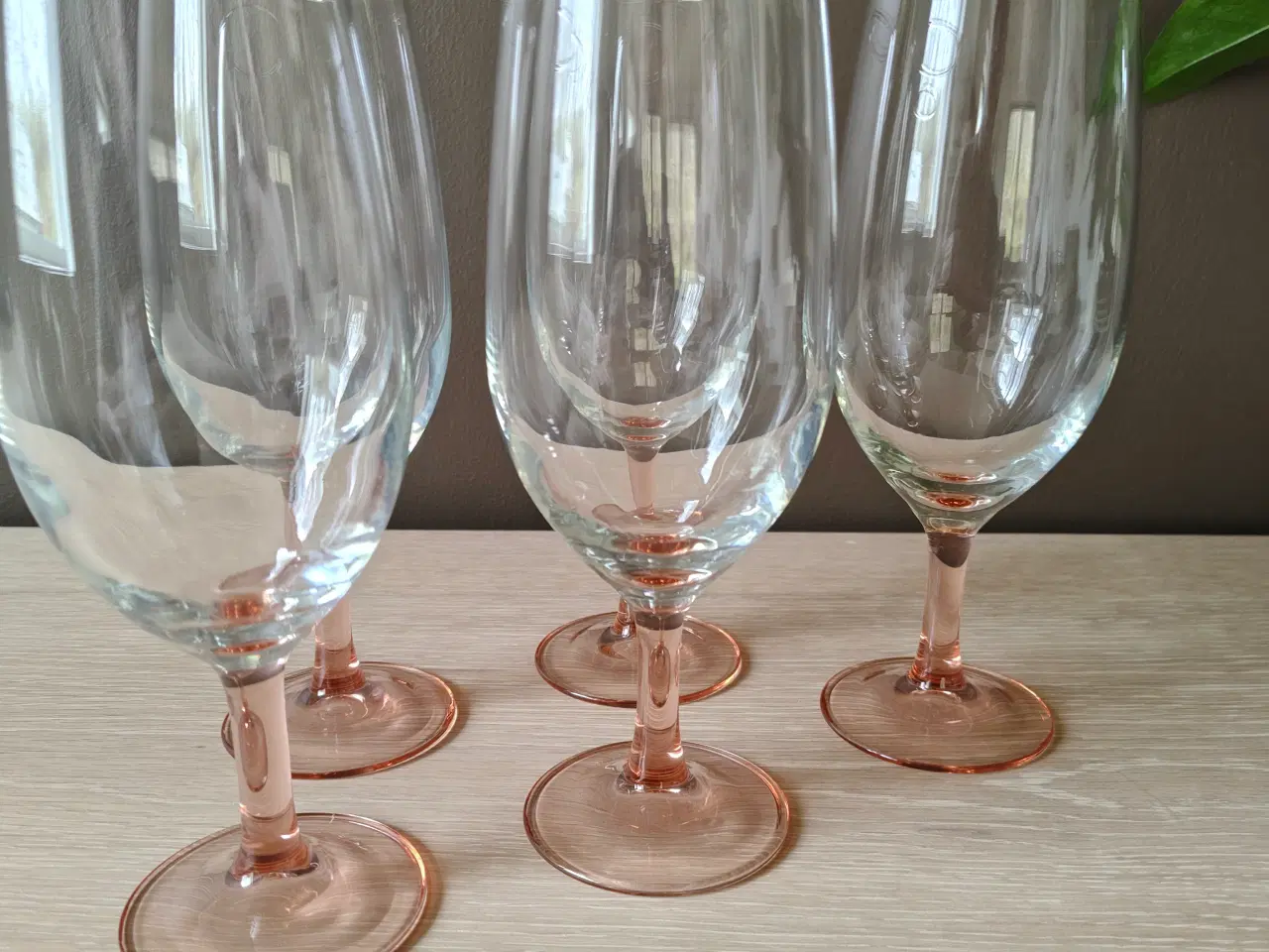 Billede 2 - Flotte Luminarc ølglas med lyserød fod