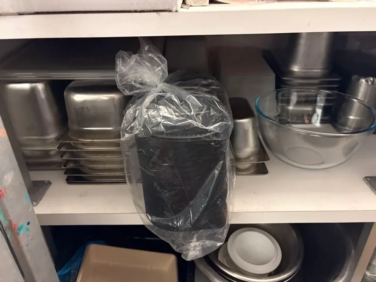 Billede 5 - Indhold i kælderrum af diverse emballage, gastrobakker, køkkenmaskiner, m.v.