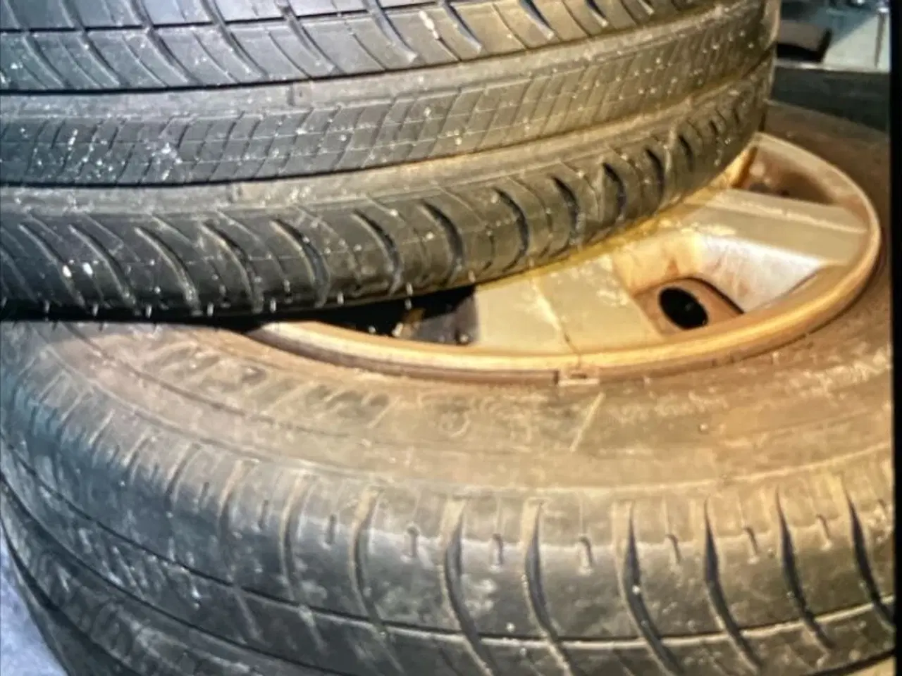 Billede 2 - Fine sommerdæk på stålfælge 4x100