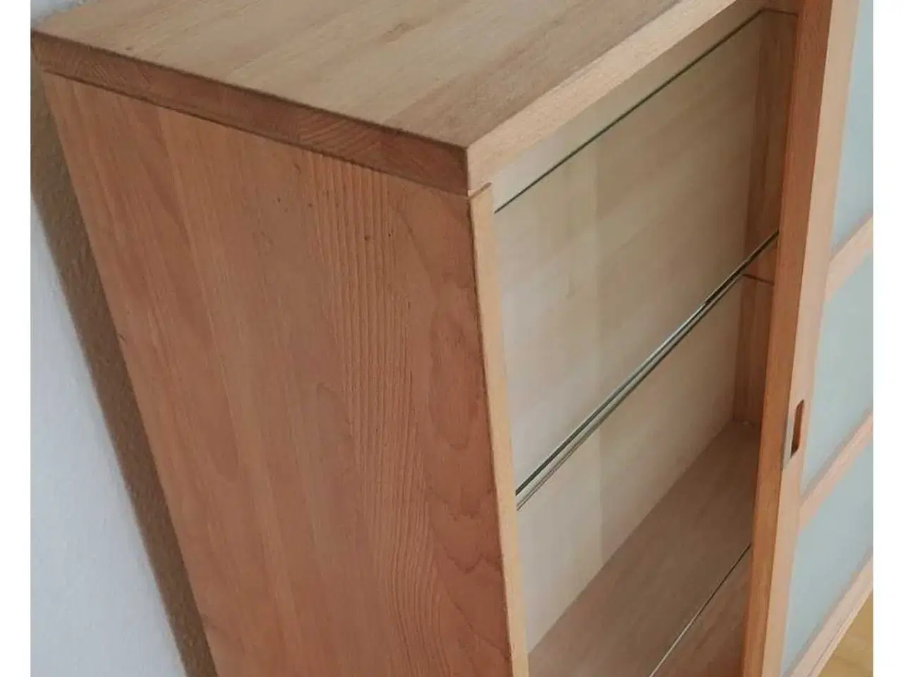 Billede 2 - Pænt og velholdt vitrineskab til ophæng sælges 