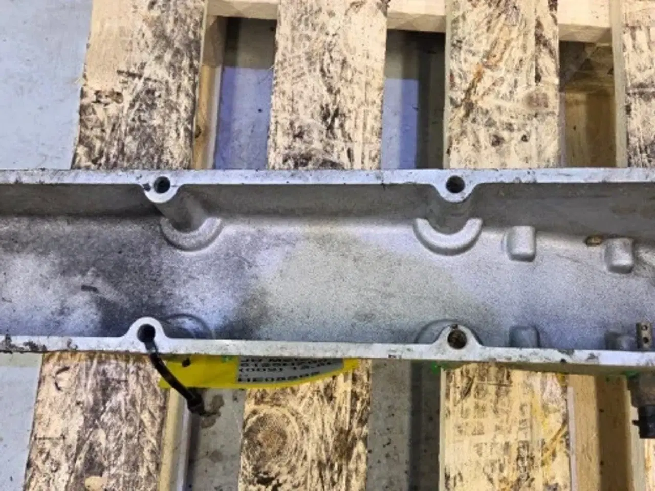 Billede 6 - John Deere 6125HZ001 Indsugningsmanifolddæksel R516998