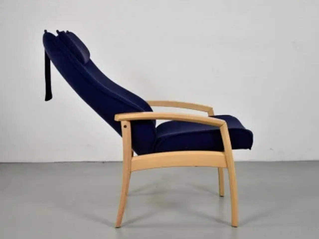 Billede 2 - Farstrup hvile-/lænestol med mørkeblå polster og nakkepude.