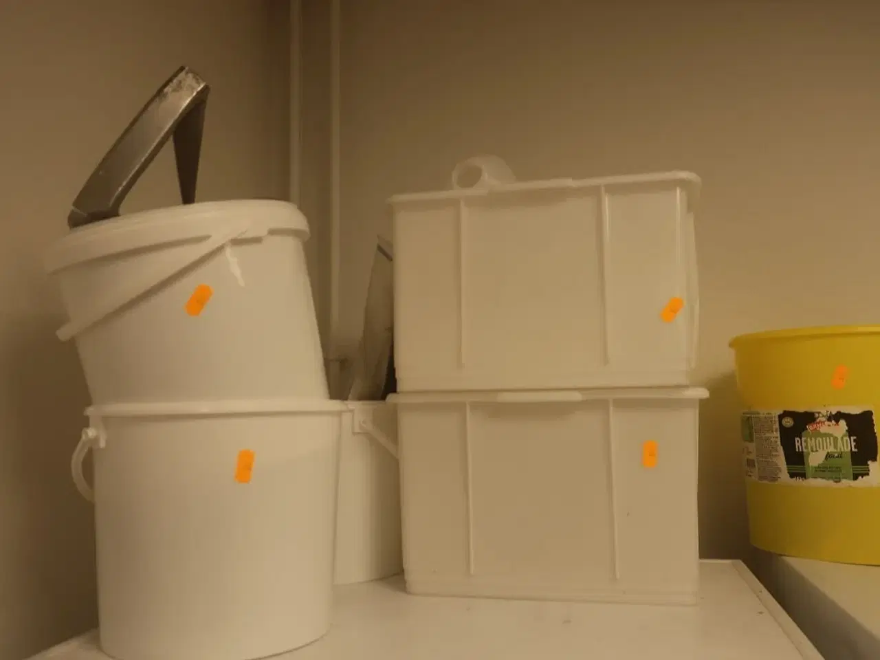 Billede 1 - Diverse bakker med indhold
