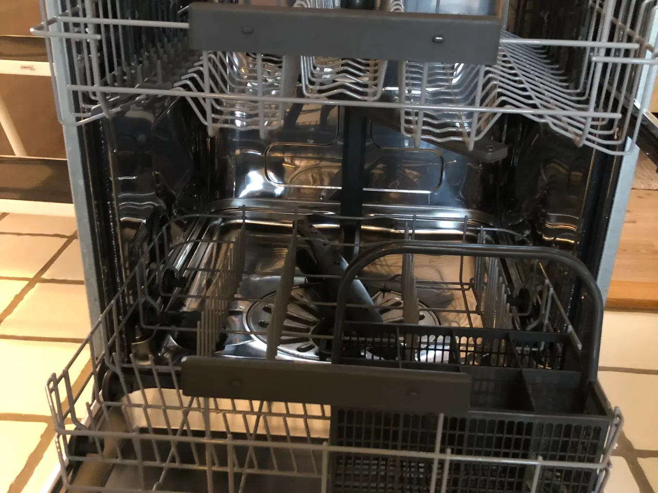 Billede 4 - AEG opvaskemaskine, underbygget