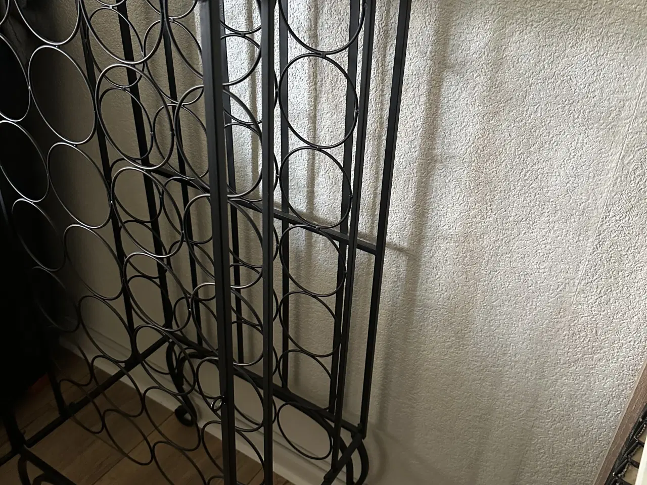 Billede 4 - Sort vinreol sælges