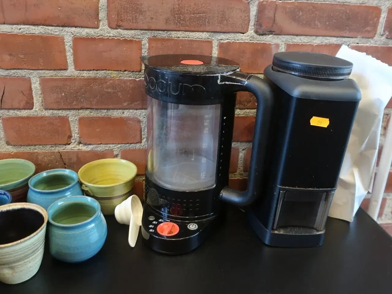 Billede 2 - Kaffekværn WILFA samt div. kander, kedler m.v. på bord