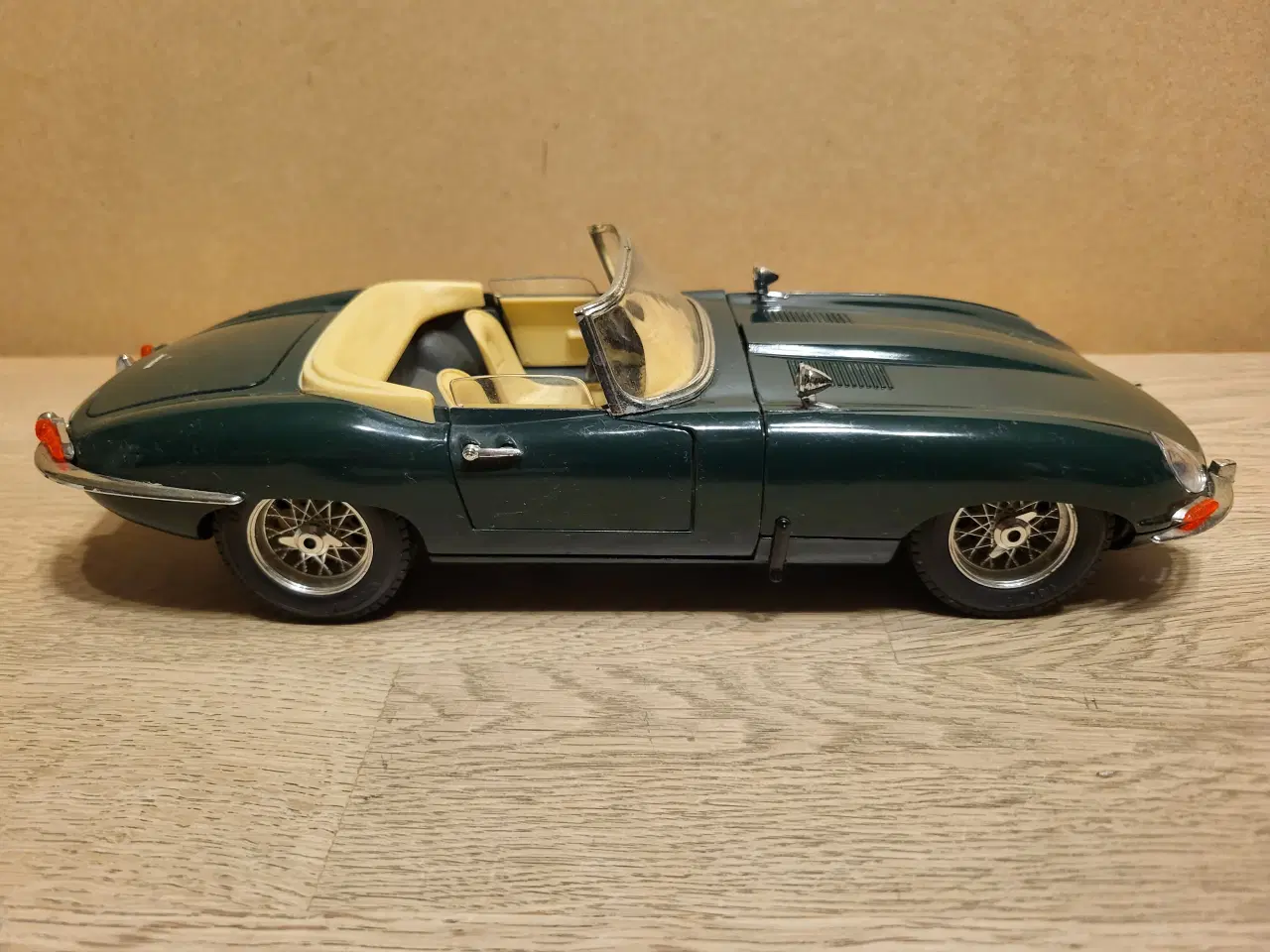 Billede 2 - Modelbil. JAGUAR E-Type Cabriolet (1961). Skala 1/