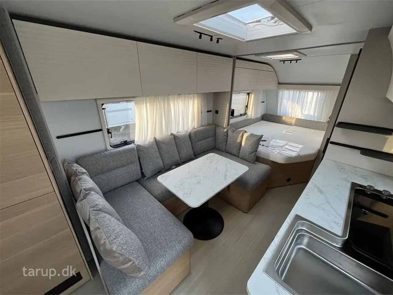 Billede 8 - 2026 - Adria Adora 613 PK Teen Køjesenge (3) og dobbeltseng, rund-siddegruppe og L-sidegruppe, SmartBox opbevaring, Truma Combi 6E, el-gulv-varme, 142 l. stort køleskab m/ frys