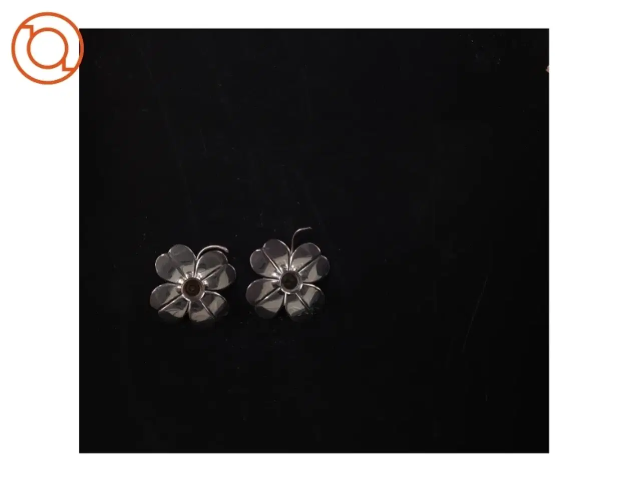 Billede 4 - Sølvfarvede blomsterøreringe (str. 7 x 2 cm)