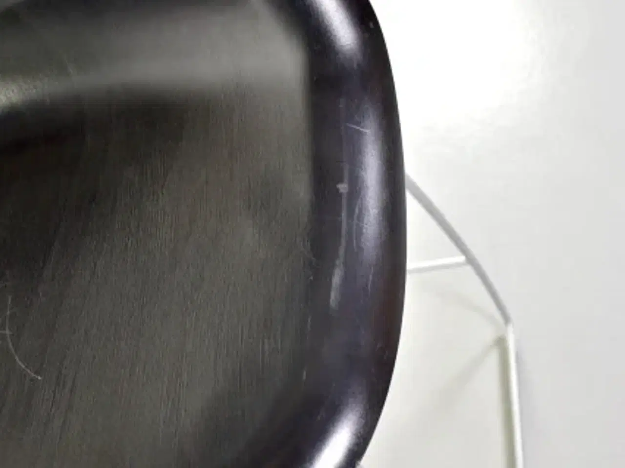 Billede 7 - Gubi barstol i sort på stel i mat stål