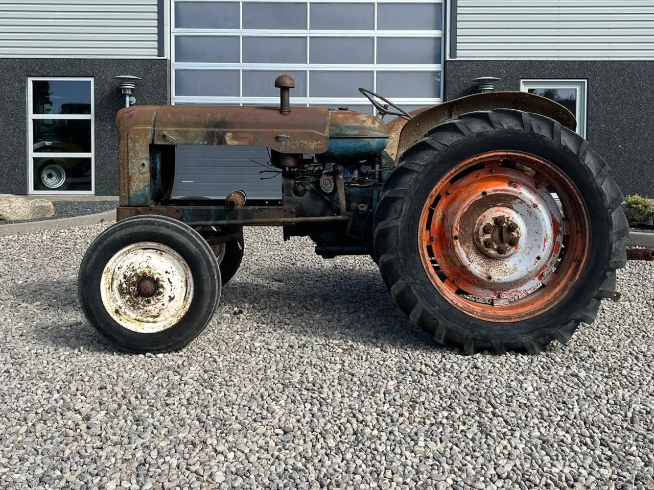 Billede 1 - Fordson Major Motoren mangler, men mange god dele.