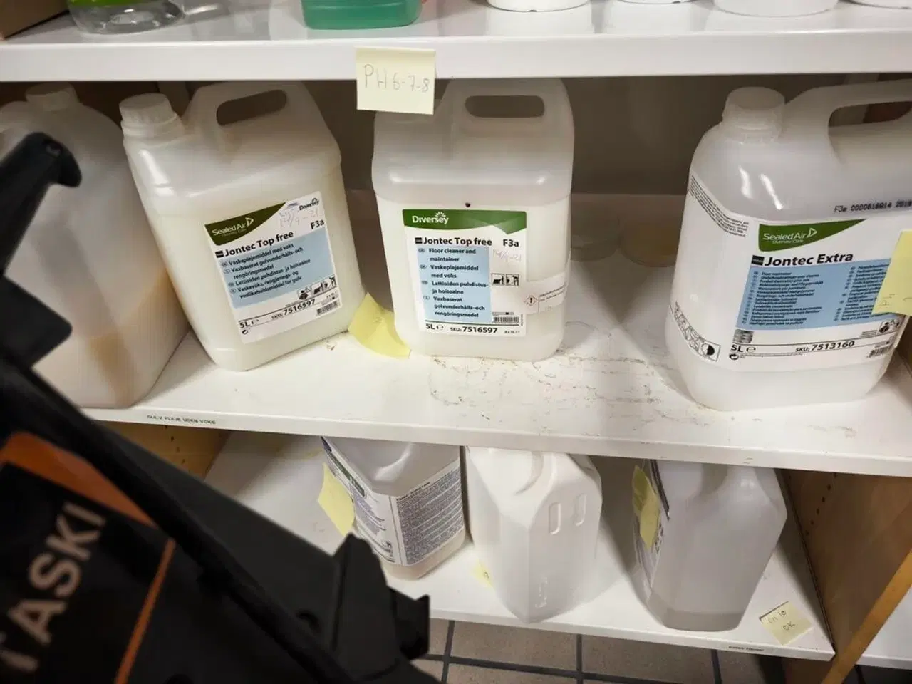 Billede 1 - Kemi på reolerne