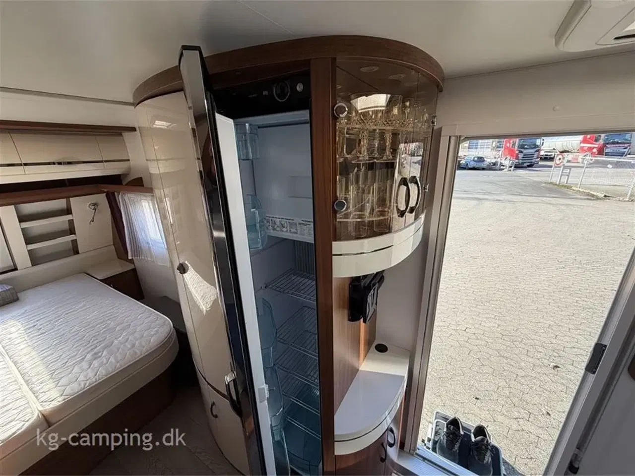 Billede 20 - 2018 - Hobby Excellent 460 SFf   Let rejsevogn med fritstående dobbeltseng. Incl i prisen er mover, fast markise og fortelt.