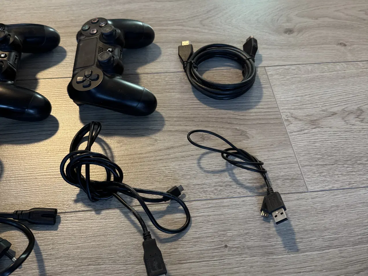 Billede 4 - Playstation 4 Slim inkl 2 controllere og kabler