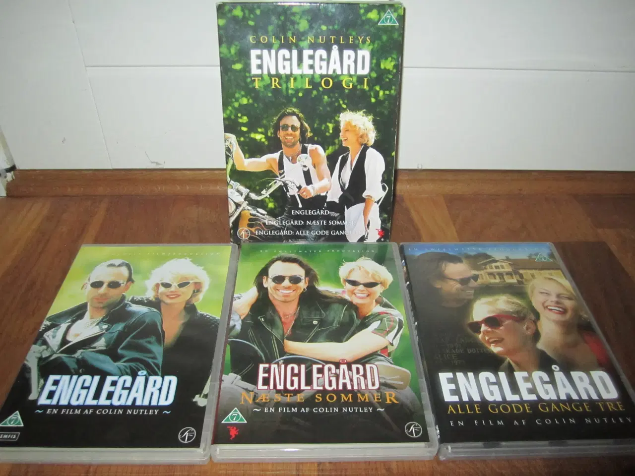 Billede 1 - ENGLEGÅRD. Trilogi. BOKS.