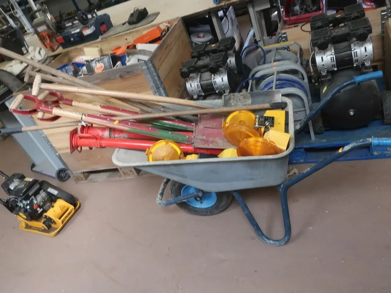 Billede 1 - Trillebør med indhold