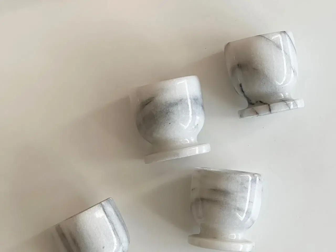 Billede 3 - Marmoræggebægre på fod, 4 stk samlet