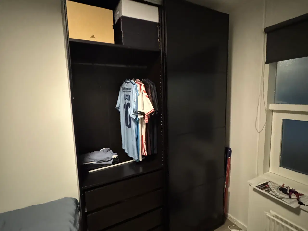 Billede 2 - IKEA PAX med skydelåger (150x236x65)