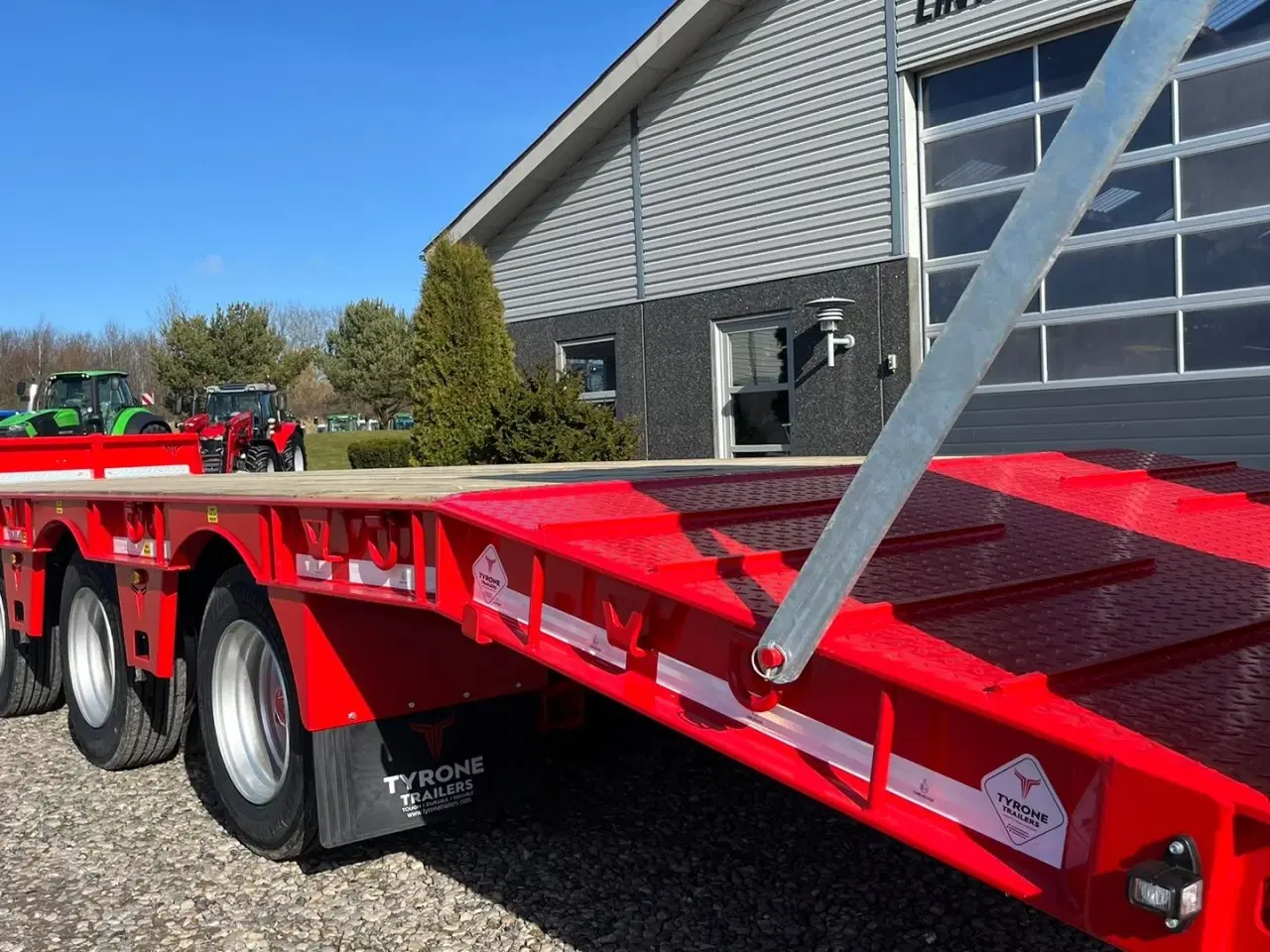 Billede 21 - Tyrone 27TLL LANG MODEL med Affjedret træk og affjedret aksler. Med hydrauliske ramper og værktøjskasse