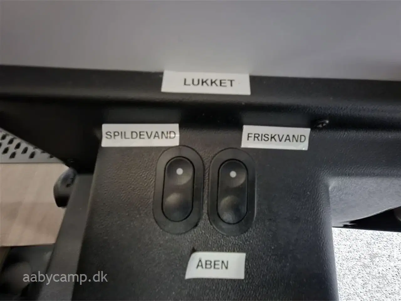 Billede 27 - 2024 - Benimar Amphitryon 967 Northautokapp   Nk.Pakke. Automatgear. solceller. 200Ah Lithium. 2000W inverter. luftundervogn på bagaksel. Hydrauliske støtteben. Alarm. Gasbageovn. Elektrisk tømning af frisk/spildevand. 3m vandfilter. tv samt internet antenne. Kan vejes op til 4400 kg.