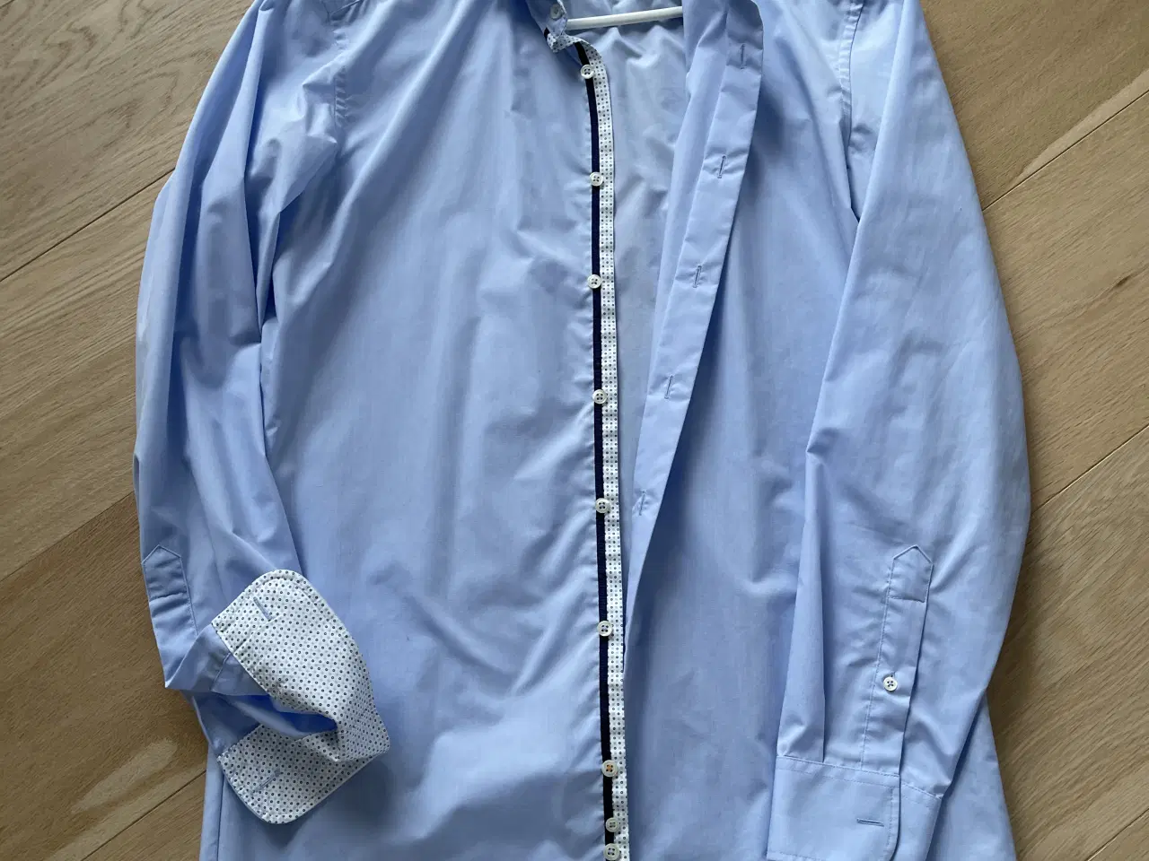Billede 2 - Flot lyseblå Eterna skjorte str. 40 - slim fit