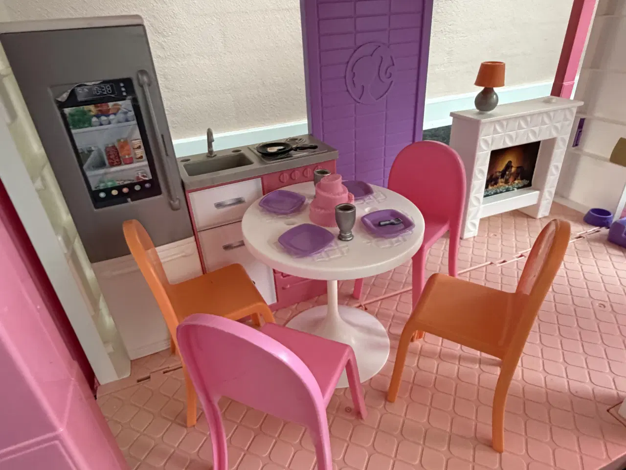 Billede 7 - Barbiehus med bil, elevator og pool