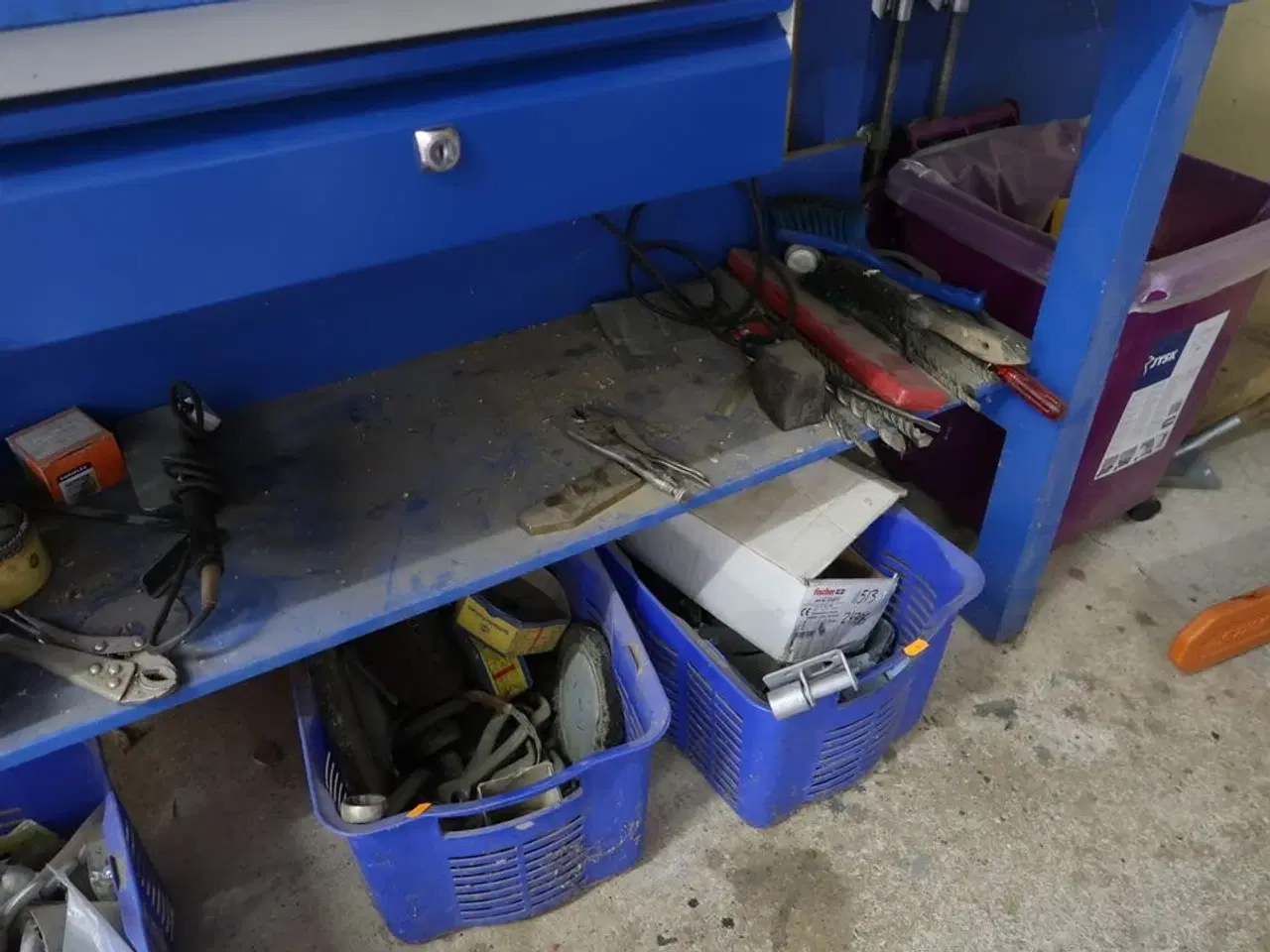 Billede 12 - Arbejdsbord med skruestik samt værktøjstavle med div. Værktøj