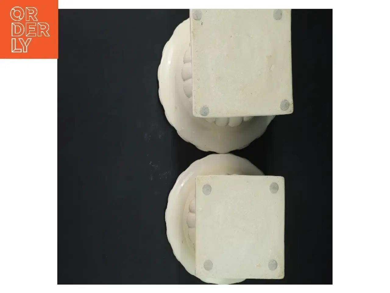 Billede 3 - To hvide dekorative vaser (str. 17 og 19 cm)