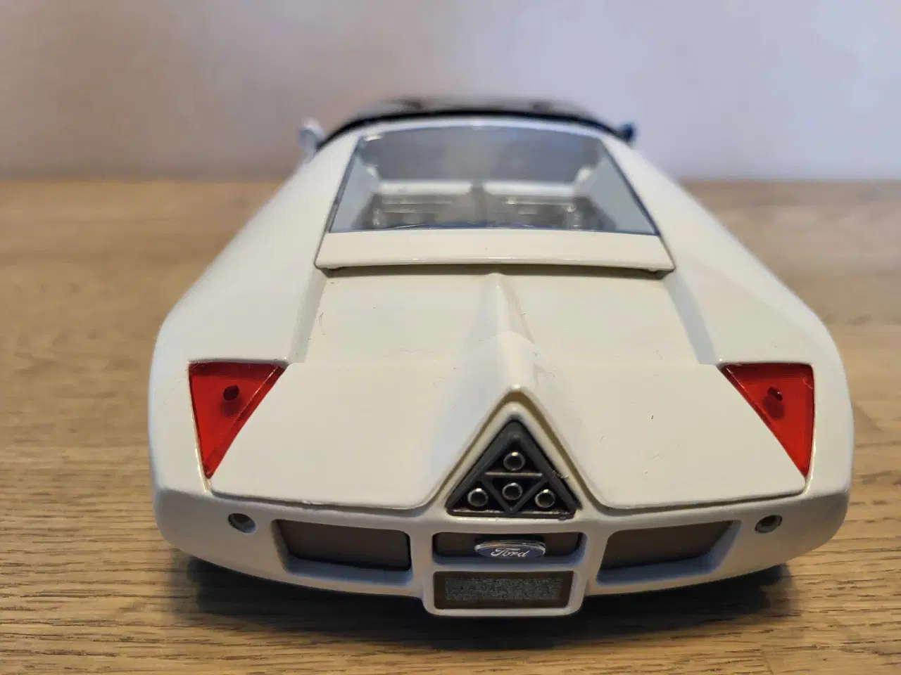 Billede 7 - Modelbil: FORD GT90 1995.  Skala 1/18.