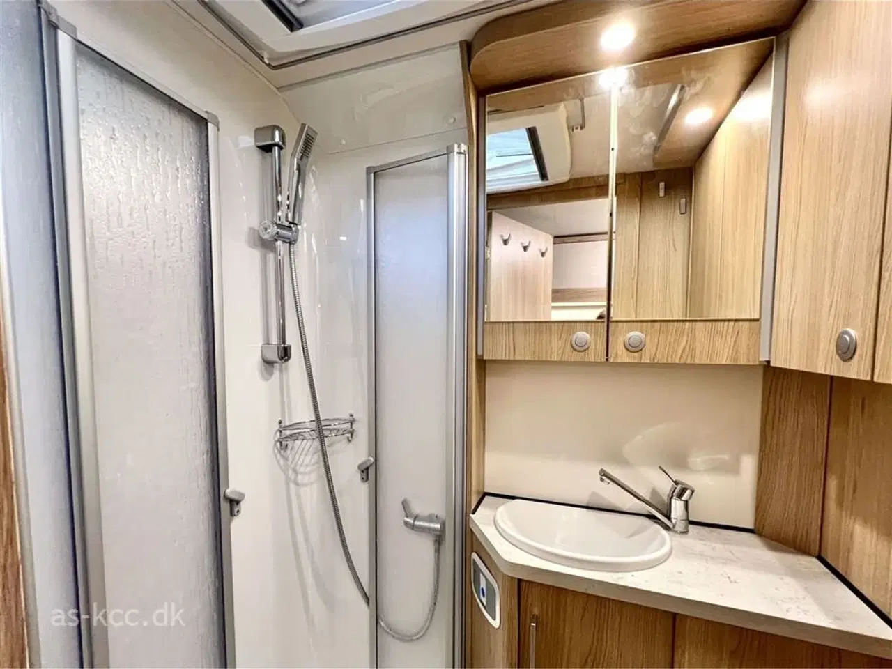 Billede 21 - 2025 - LMC Cruiser V646   LMC Cruiser V646 70års jubilæums med 2 enkelt senge og Automatgear.