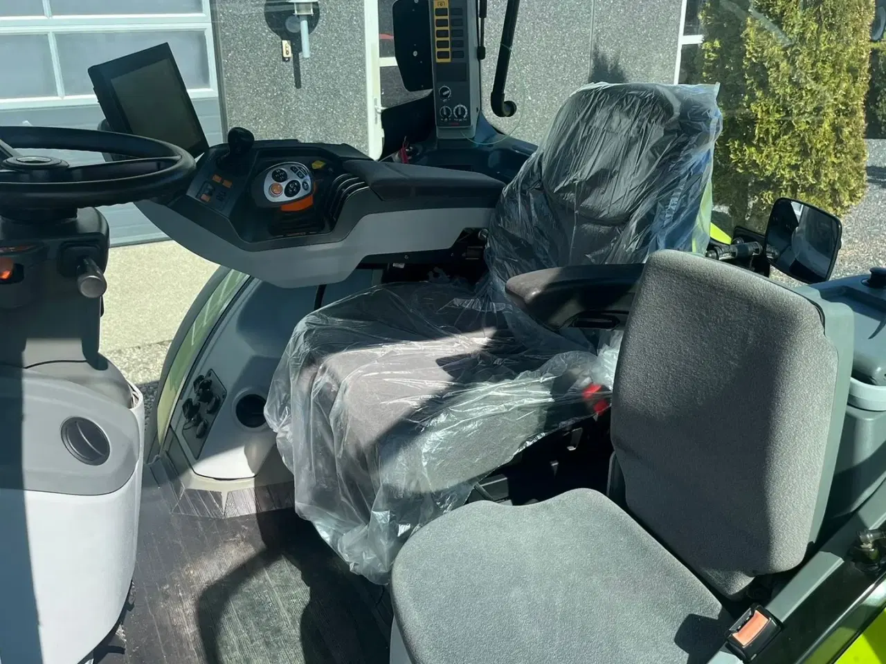 Billede 5 - CLAAS ARION 660 CMATIC med frontlift og front PTO og den kan evt også leveres med GPS anlæg