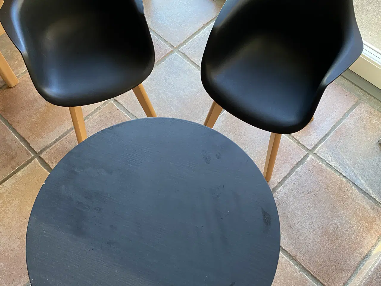 Billede 2 - 2 stole og 1 bord 