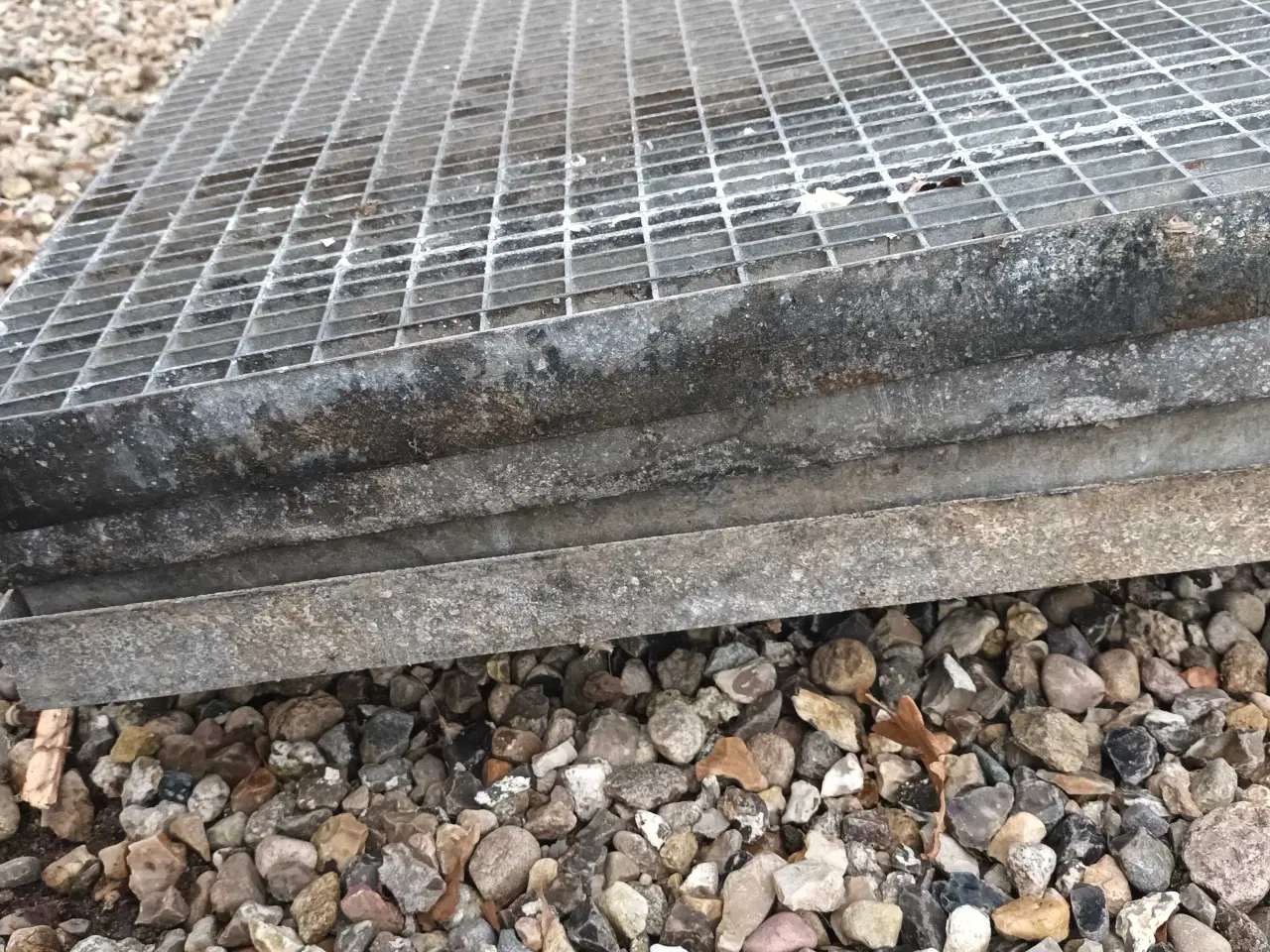 Billede 2 - Rister indgang, værksted mm