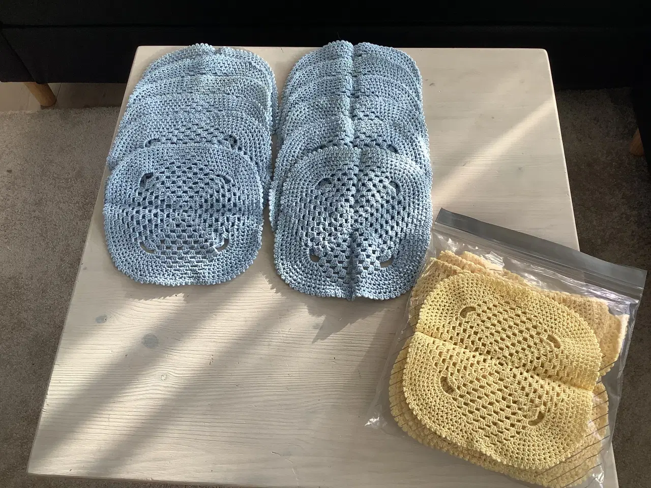 Billede 2 - 12 stk blå og 10 stk gule hæklede mundservietter 