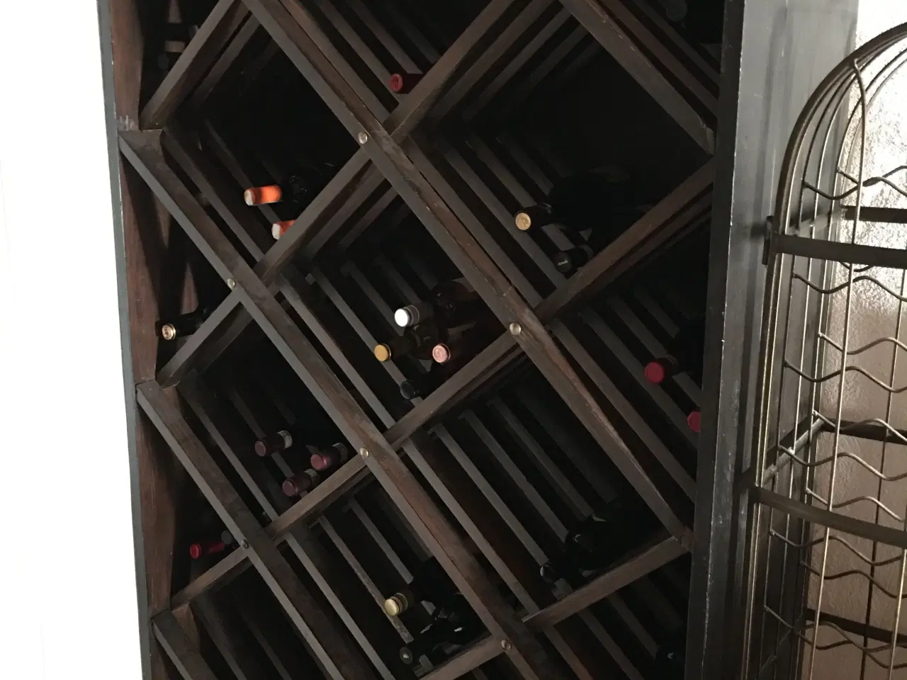 Billede 2 - Vinreol i sort træ