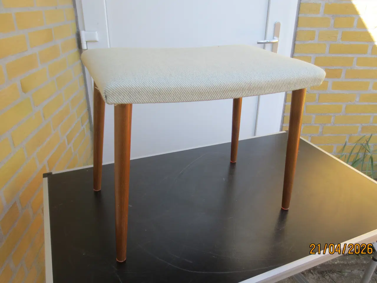 Billede 1 - 1 stk Fodskammel med teak ben og grå stof