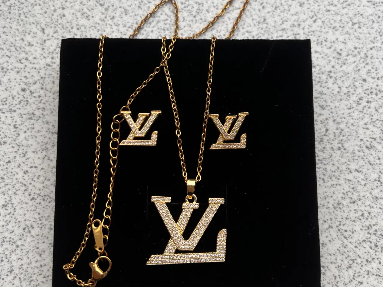 Billede 1 - LV halskæde og øreringe i guld forgyldt.