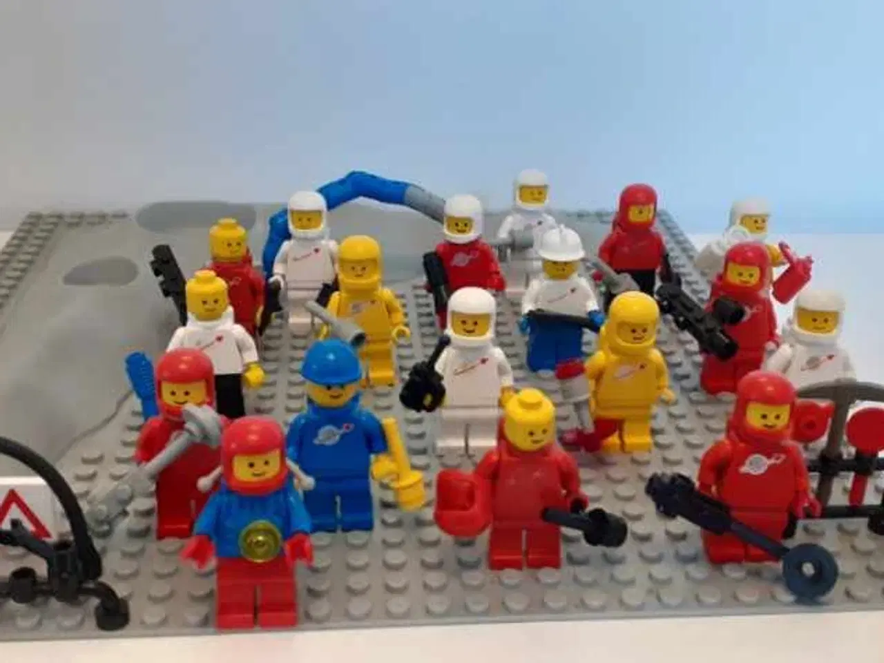 Billede 2 - LEGO Space figurer inkl. div. tilbehør & måneplade