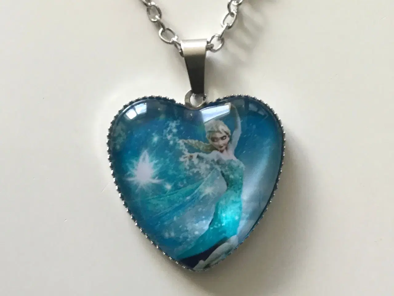 Billede 7 - Frost halskæde med hjerte vedhæng med Elsa Frost