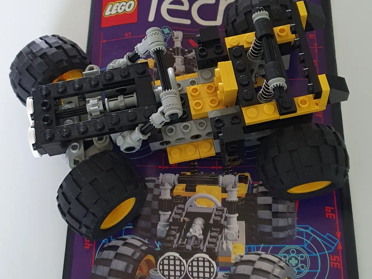 Billede 2 - Brugt, men flot Technic Lego. Begge  for 300 kr.