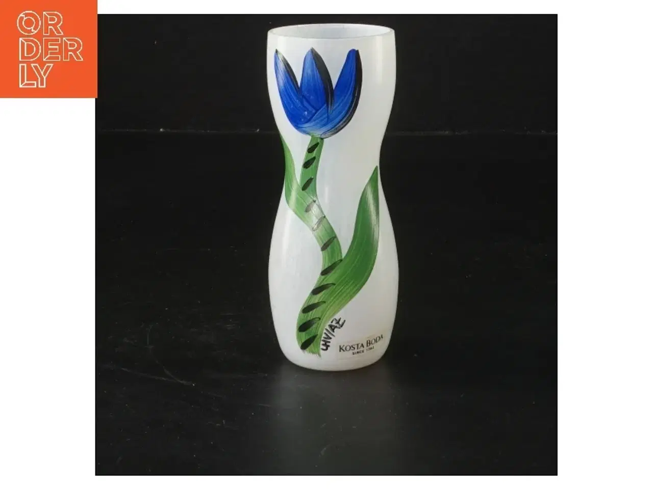 Billede 1 - Kosta Boda vase med blomstermotiv (str. 12 cm) fra Kosta Boda