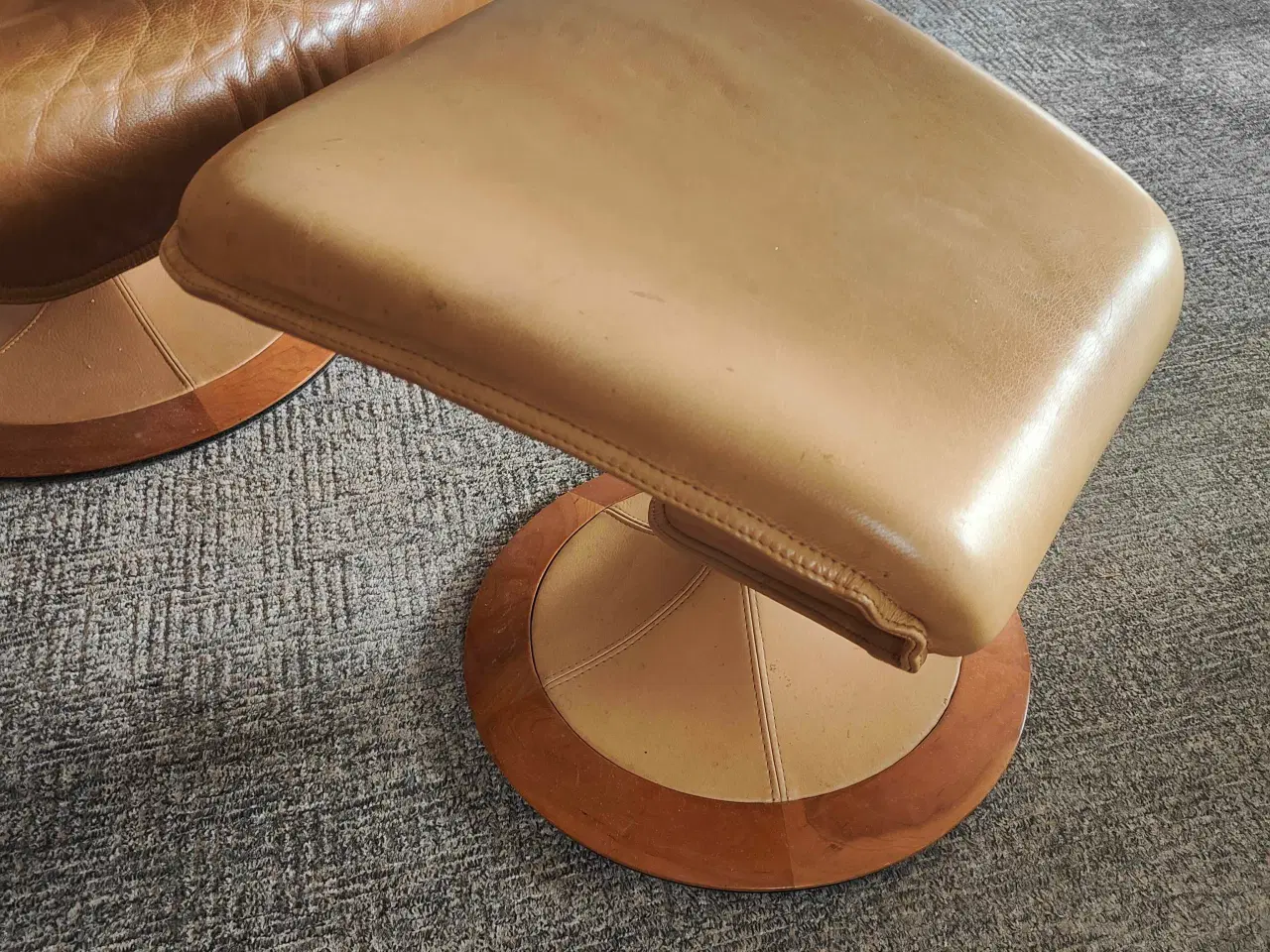 Billede 3 - Lænestol i cognac farvet læder med fodskammel 