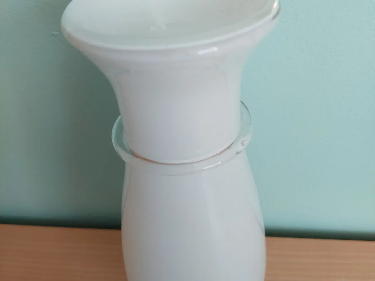 Billede 2 -  Vase, hvid farve glas