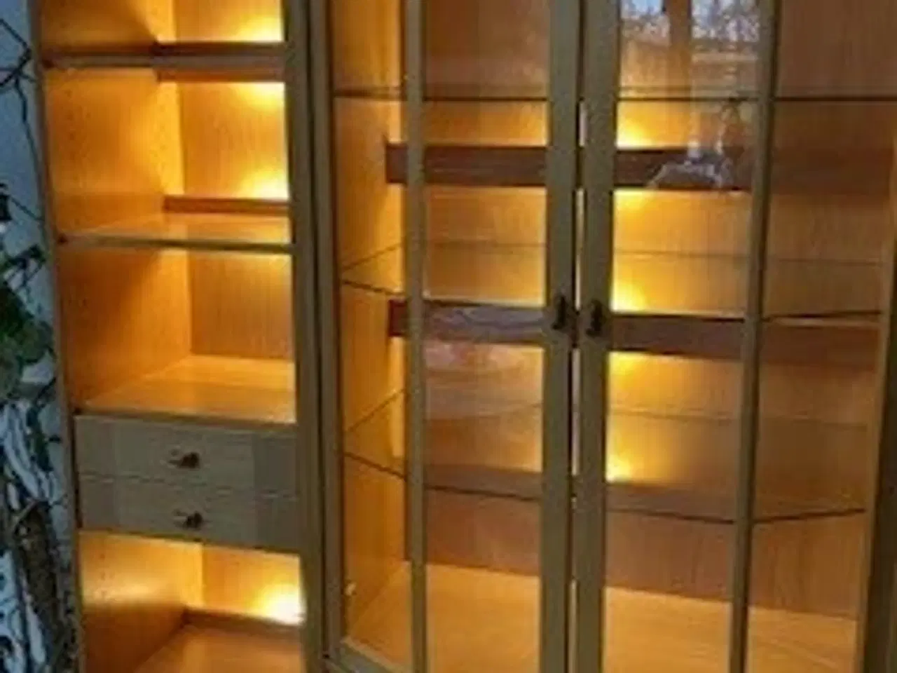 Billede 1 - Vitrinereol m. lys 