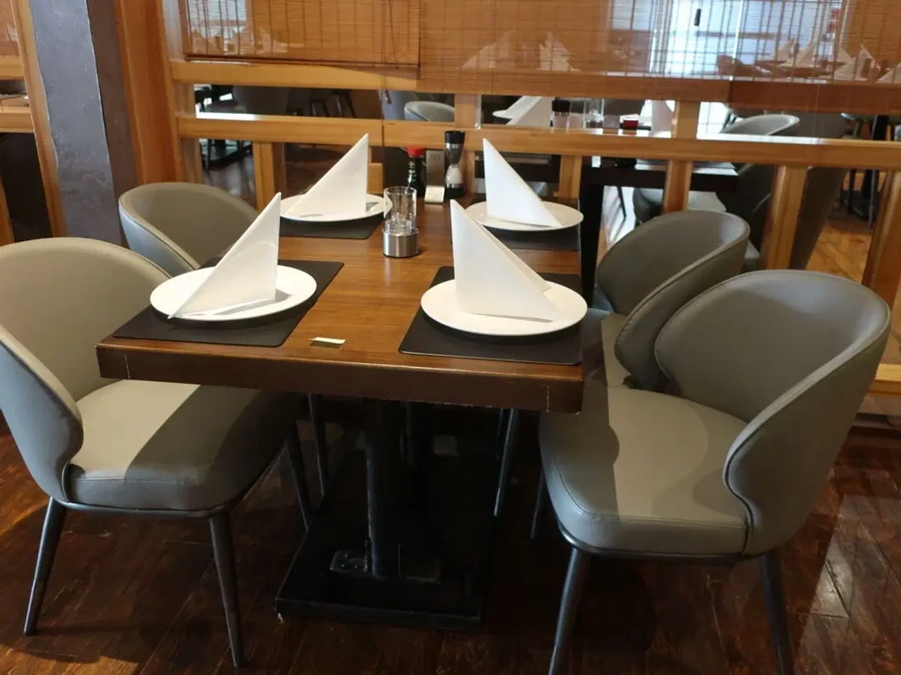 Billede 1 - Bord og 4 nye stole
