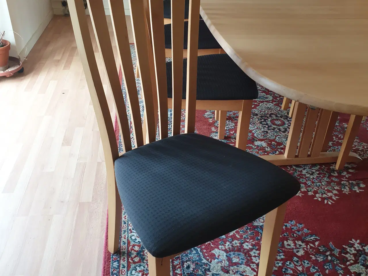 Billede 1 - Spisebord med 8 stole i bøg