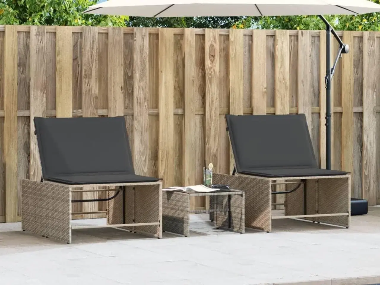 Billede 4 - Liggestole 2 stk. med bord grå polyrattan